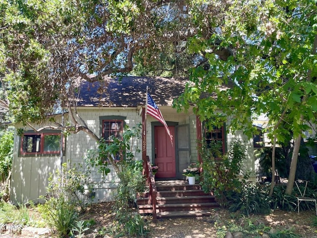 view of front of property featuring a shingled roof