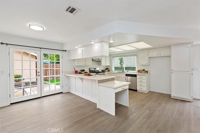 810 Hacienda Dr, Riverside, CA 92507 - kitchen featuring stainless steel appliances, a wealth of natural light, visible vents, a peninsula, and light countertops