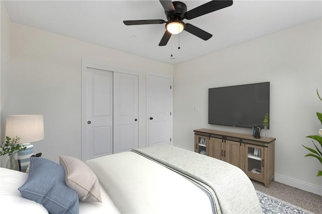 bedroom featuring baseboards, a ceiling fan, light carpet, and a closet