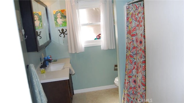 full bath featuring baseboards, a shower with shower curtain, toilet, and vanity
