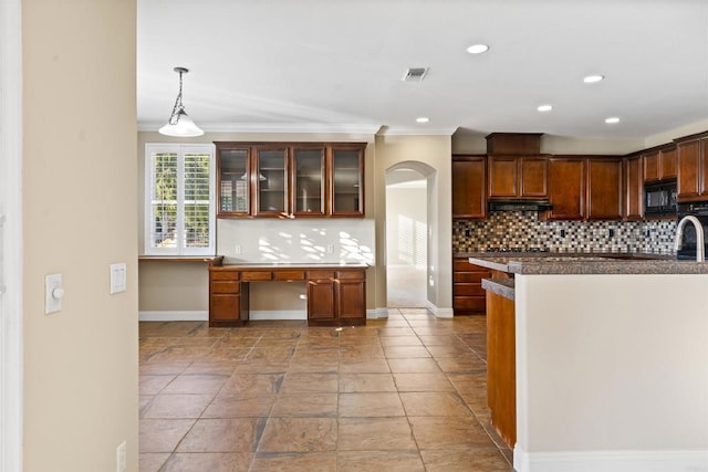 kitchen with crown molding, black microwave, recessed lighting, baseboards, and backsplash