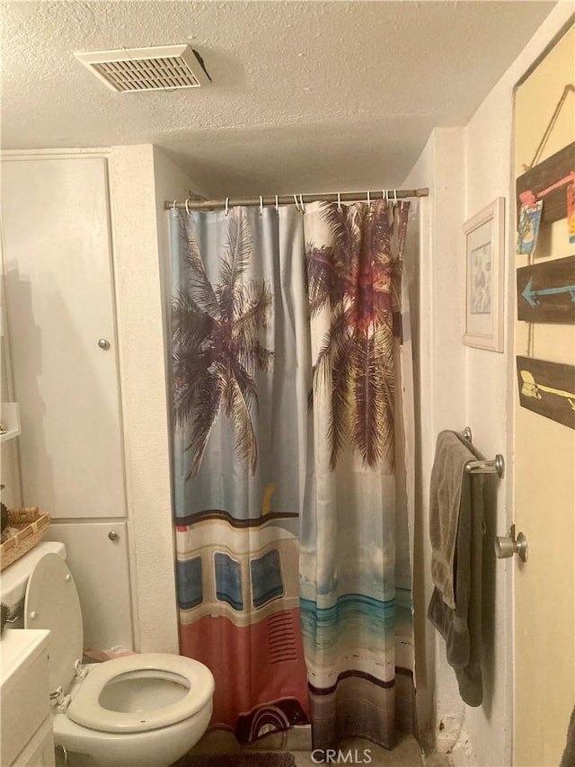 bathroom with visible vents, a textured ceiling, a shower with shower curtain, and toilet