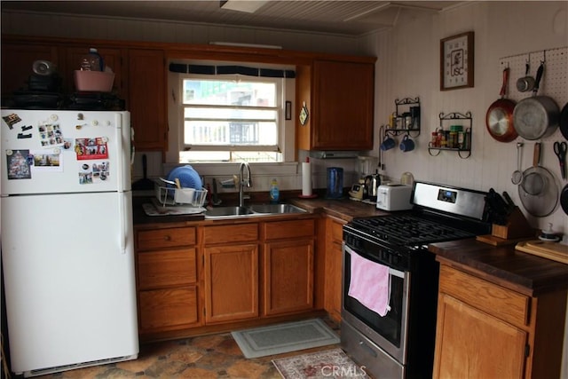 320 Metropole Ave Unit B, Avalon, CA 90704 - kitchen featuring freestanding refrigerator, gas range, a sink, and dark countertops