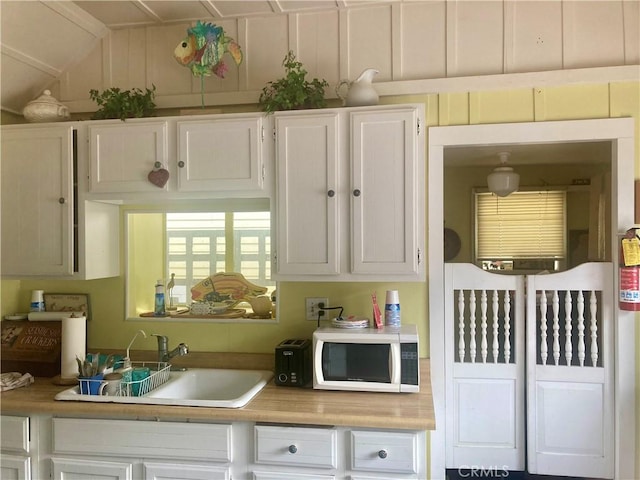 320 Metropole Ave Unit C, Avalon, CA 90704 - mudroom featuring a sink and lofted ceiling