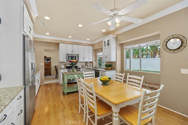 dining room featuring recessed lighting, ceiling fan, visible vents, light wood-style flooring, and baseboards