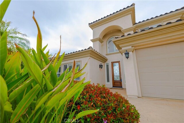 29515 Longhorn Dr, Canyon Lake, CA 92587 - entrance to property featuring stucco siding, driveway, and a garage