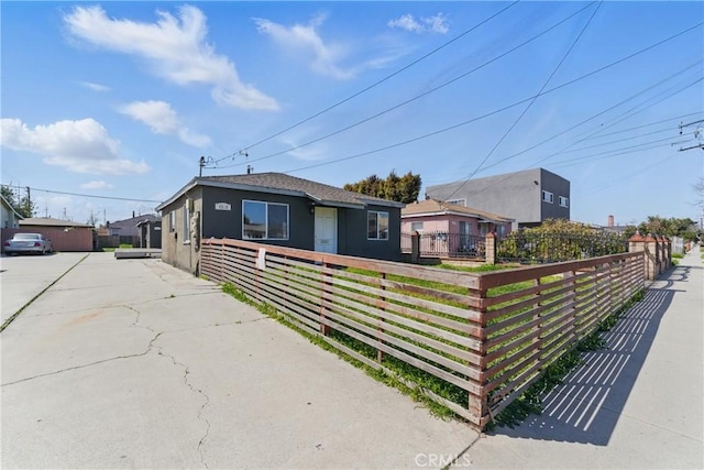 view of front of property featuring stucco siding and a fenced front yard