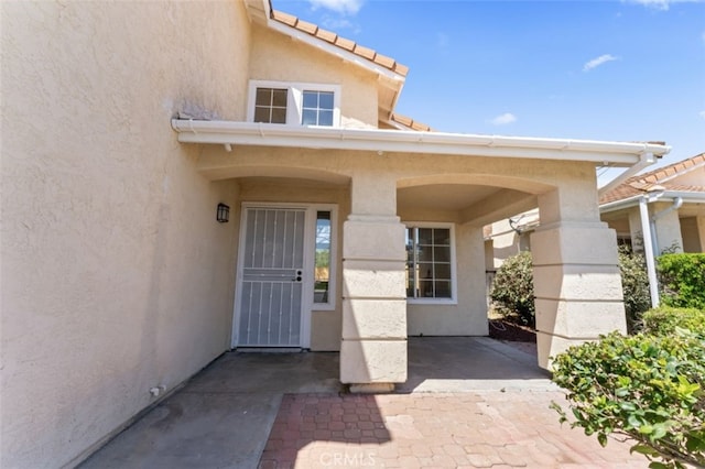 view of exterior entry with stucco siding