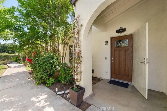 view of exterior entry featuring stucco siding