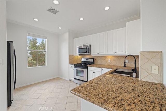 kitchen featuring decorative backsplash, visible vents, a sink, stainless steel appliances, and recessed lighting