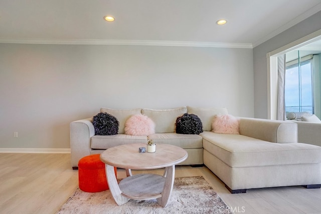 living room with light wood-style floors, baseboards, crown molding, and recessed lighting