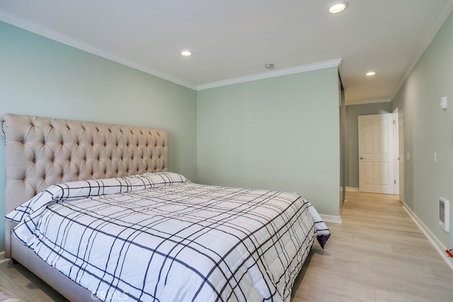bedroom with light wood finished floors, recessed lighting, baseboards, visible vents, and ornamental molding