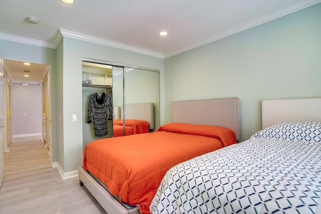 bedroom with crown molding, a closet, baseboards, recessed lighting, and light wood-style flooring