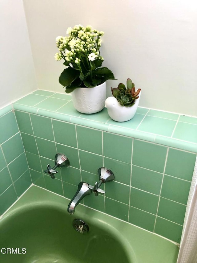 966 E Edgecomb St, Covina, CA 91724 - details with a washtub