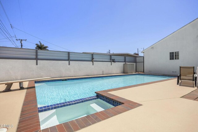 1213 Doris Ave, Oxnard, CA 93030 - view of swimming pool featuring a patio area and a pool with connected hot tub