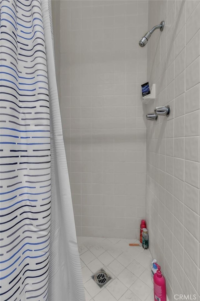 full bath featuring a tile shower