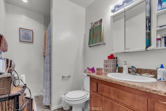 bathroom featuring wood finished floors, vanity, toilet, and a shower with curtain