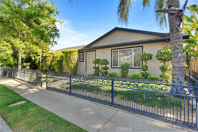 view of front facade featuring a gate and a fenced front yard