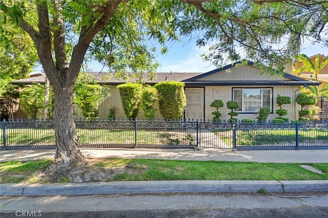 single story home featuring a fenced front yard