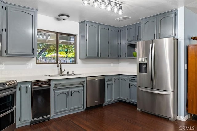 9553 Durango Rd, Atascadero, CA 93422 - kitchen featuring stainless steel appliances, a sink, dark wood-style floors, light countertops, and gray cabinets