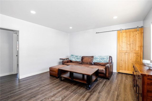 living area with dark wood-style floors, recessed lighting, a barn door, and baseboards