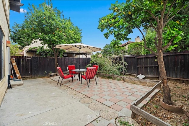 1029 S Reservoir St, Pomona, CA 91766 - view of patio featuring a fenced backyard and outdoor dining space