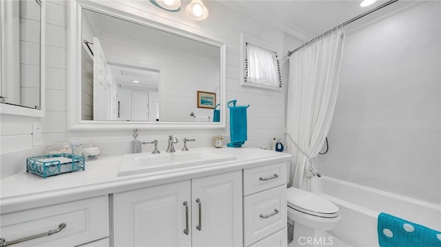 2617 Huntington Ln Unit B, Redondo Beach, CA 90278 - full bath with toilet, vanity, and shower / tub combo with curtain