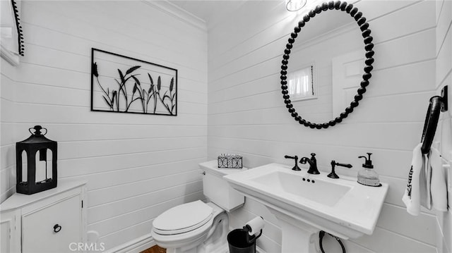 2617 Huntington Ln Unit B, Redondo Beach, CA 90278 - bathroom featuring toilet and wood walls