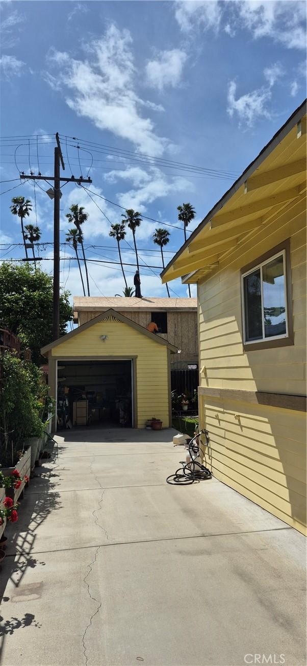 4911 S Wilton Pl, Los Angeles, CA 90062 - detached garage featuring driveway