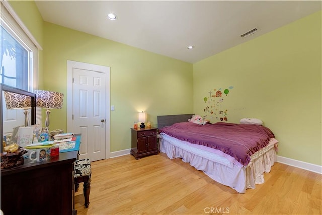 bedroom featuring visible vents, baseboards, recessed lighting, and light wood-style floors