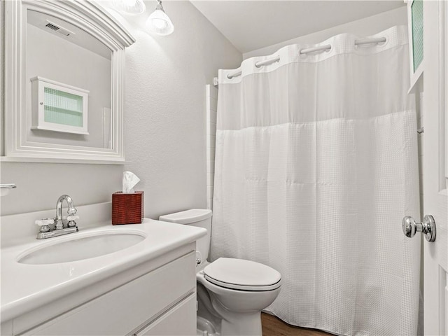 full bath with vanity, a shower with curtain, toilet, and visible vents