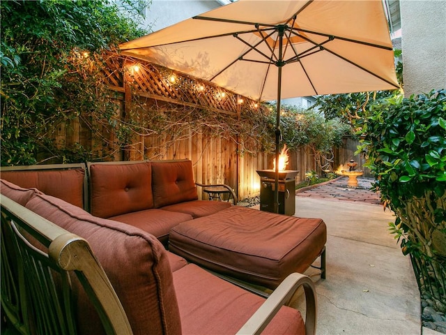 view of patio featuring a fenced backyard and outdoor lounge area