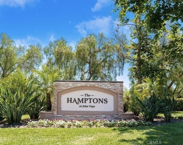 community / neighborhood sign featuring a lawn