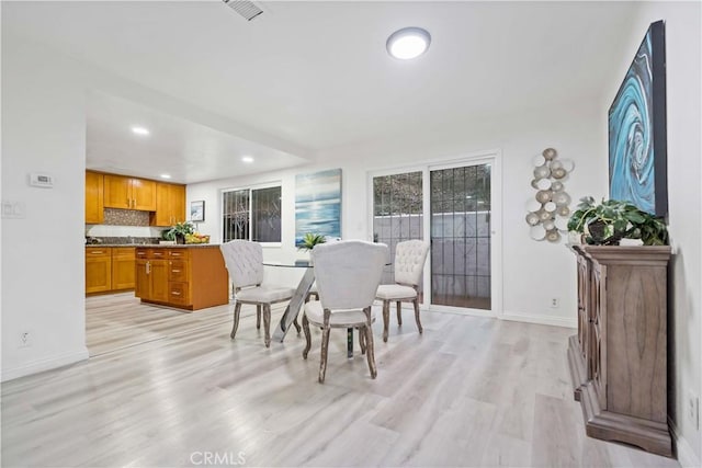 dining space featuring baseboards, recessed lighting, visible vents, and light wood-style flooring