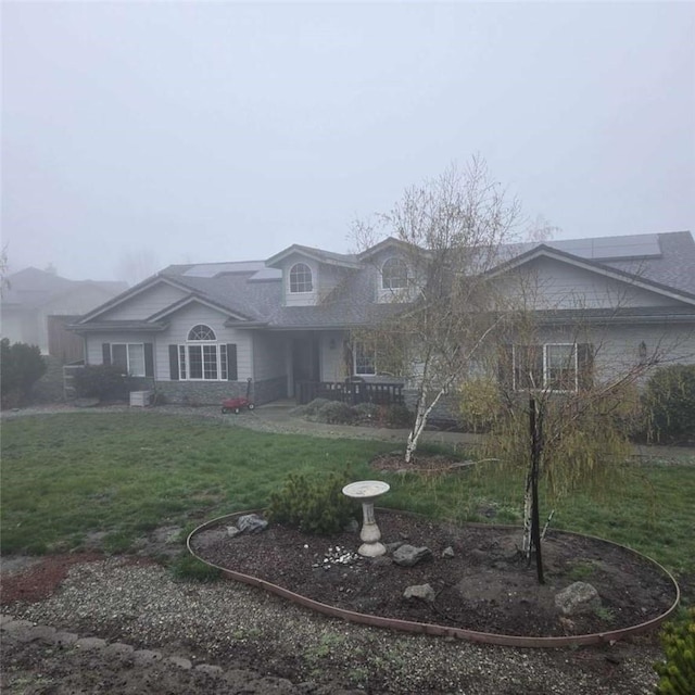 view of front of house featuring a front lawn