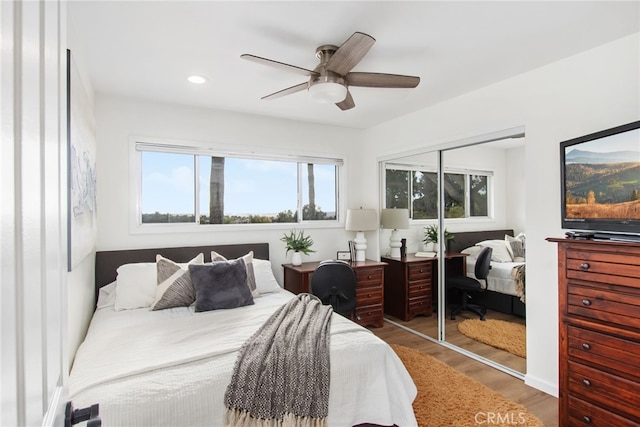 bedroom featuring recessed lighting, wood finished floors, ceiling fan, and a closet