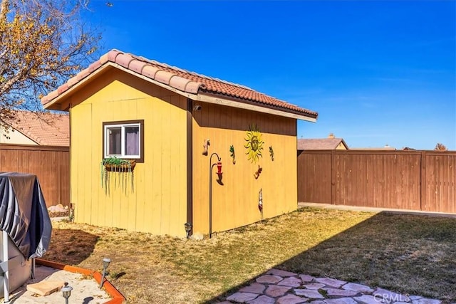 view of outdoor structure featuring an outbuilding and a fenced backyard