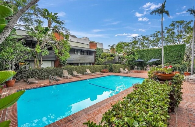 11767 W Sunset Blvd Unit 206, Los Angeles, CA 90049 - community pool with a patio area