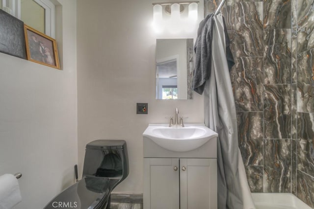 full bath featuring curtained shower and vanity