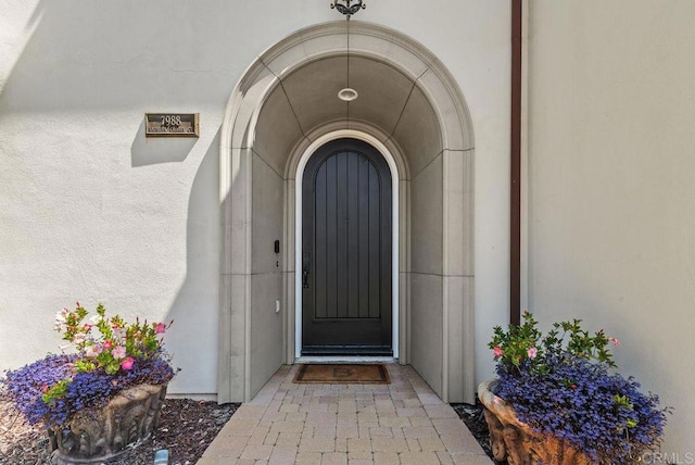 view of exterior entry with stucco siding