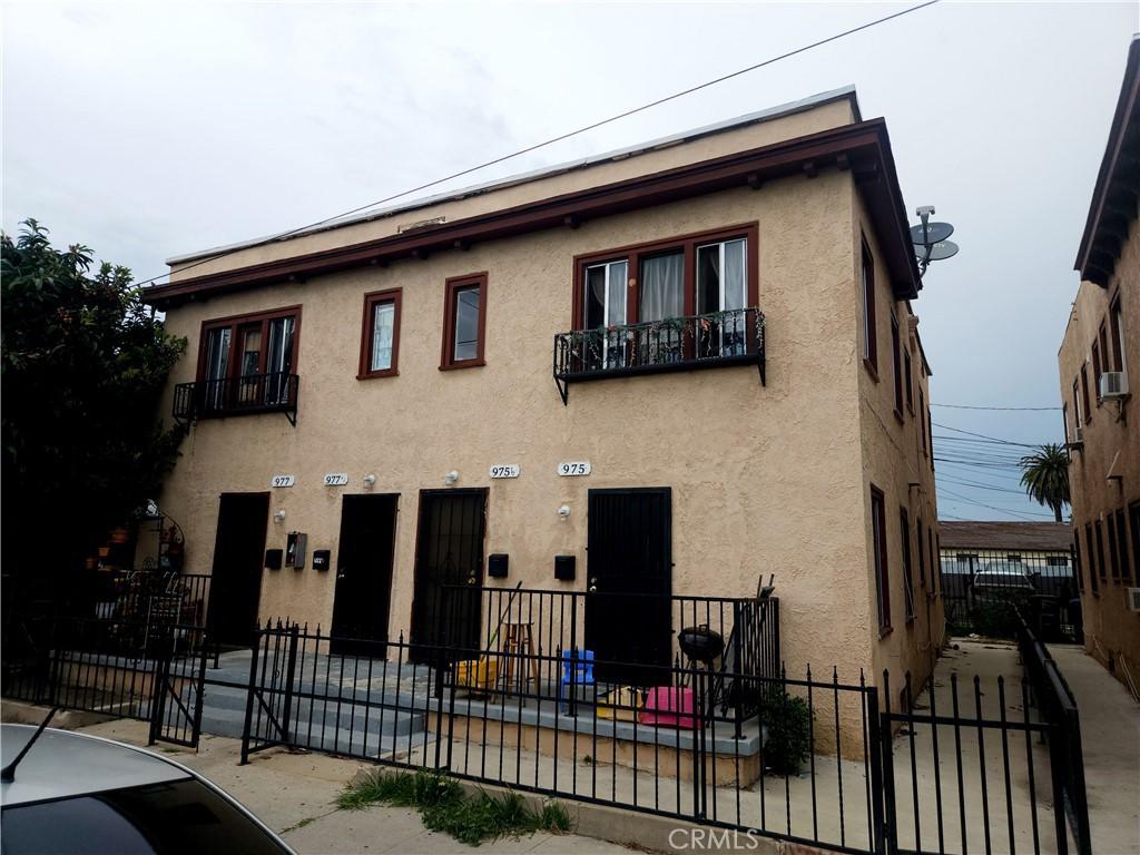 975 W 42nd Pl, Los Angeles, CA 90037 - exterior space featuring fence and stucco siding