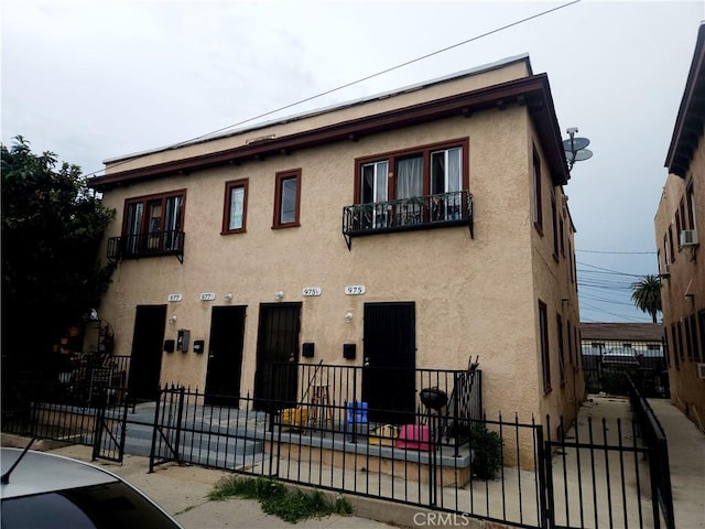 975 W 42nd Pl, Los Angeles, CA 90037 - exterior space featuring fence and stucco siding