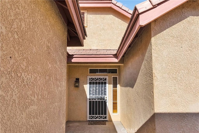 entrance to property with stucco siding