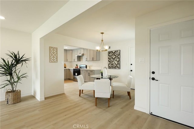 dining space featuring light wood-style floors, recessed lighting, a notable chandelier, and baseboards