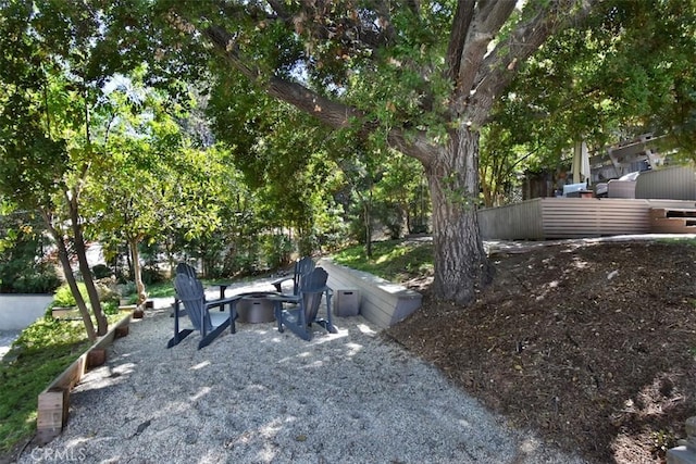 view of yard featuring a fire pit