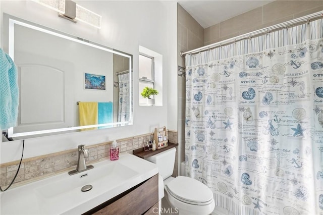 full bathroom featuring curtained shower, toilet, decorative backsplash, and vanity