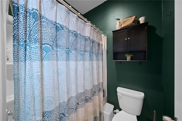 full bathroom featuring toilet and a shower with shower curtain