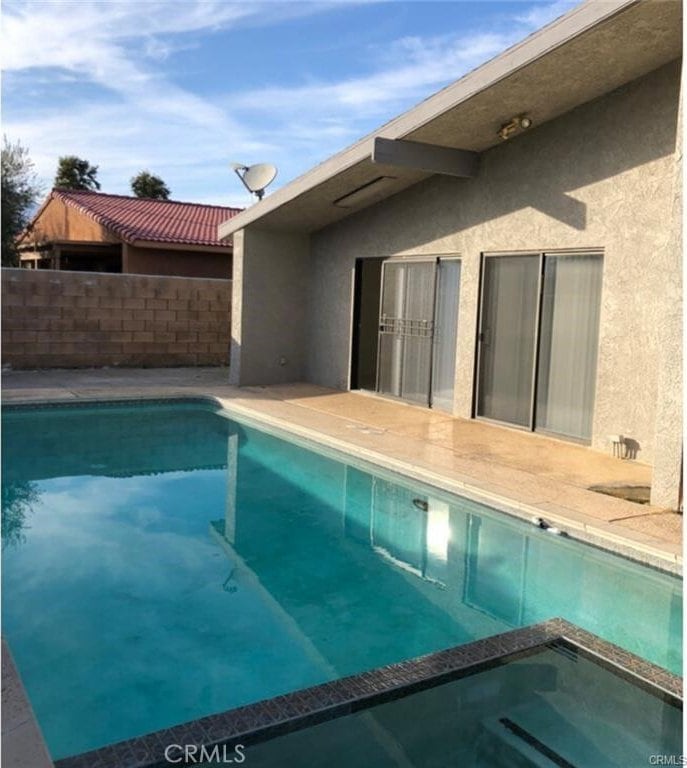 73605 Catalina Way, Palm Desert, CA 92260 - view of swimming pool featuring a pool with connected hot tub and fence