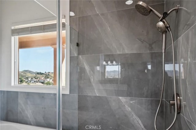28846 Yosemite Pl, Canyon Lake, CA 92587 - bathroom featuring tiled shower