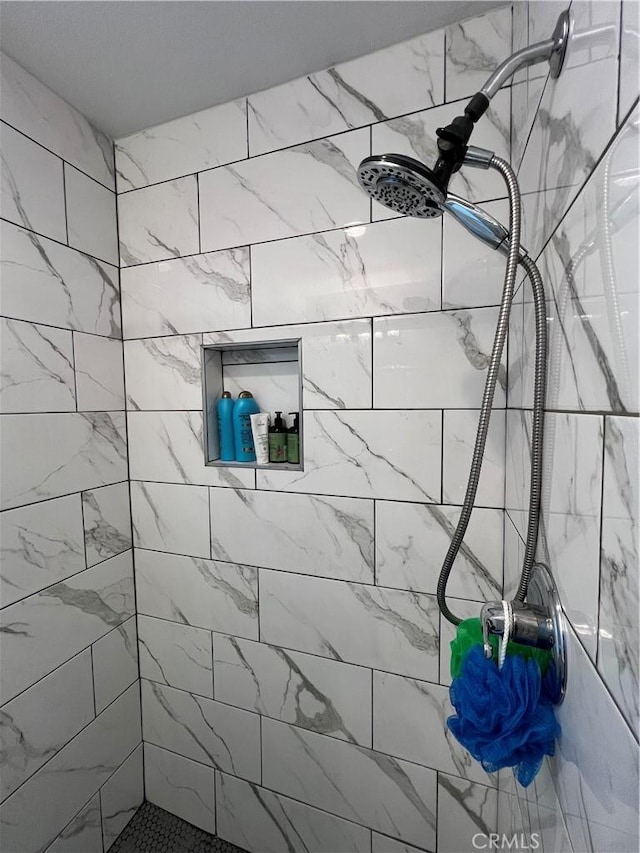 bathroom featuring a tile shower